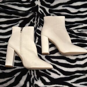 👠👠 WHITE ANKLE BOOTS
